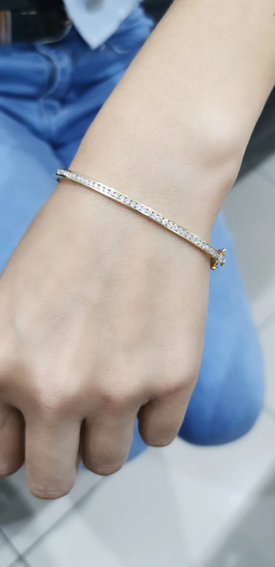 18k Gold Diamond Bangle with 0.85 Carat Round Cut Diamonds in Channel Setting