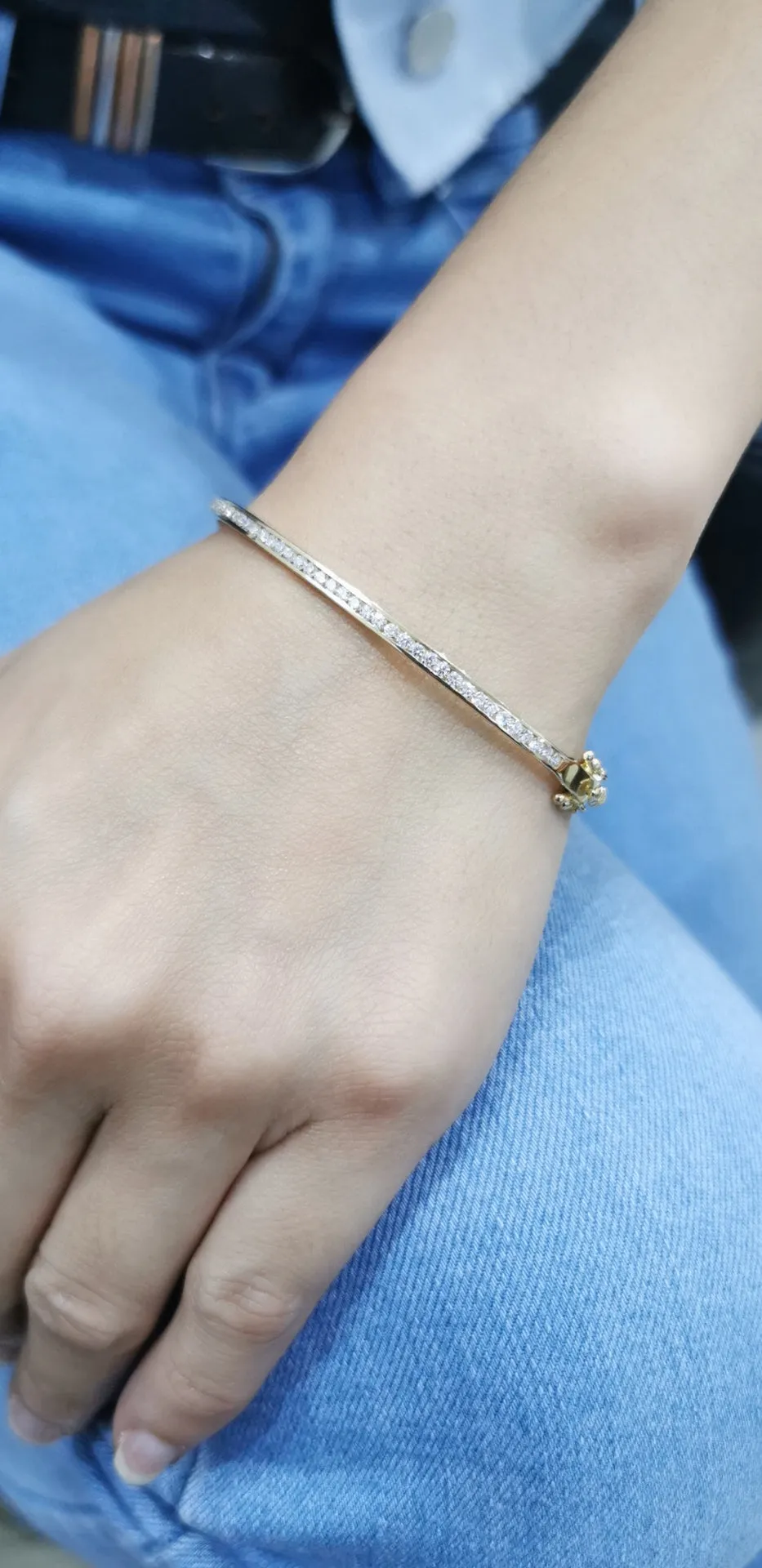 18k Gold Diamond Bangle with 0.85 Carat Round Cut Diamonds in Channel Setting